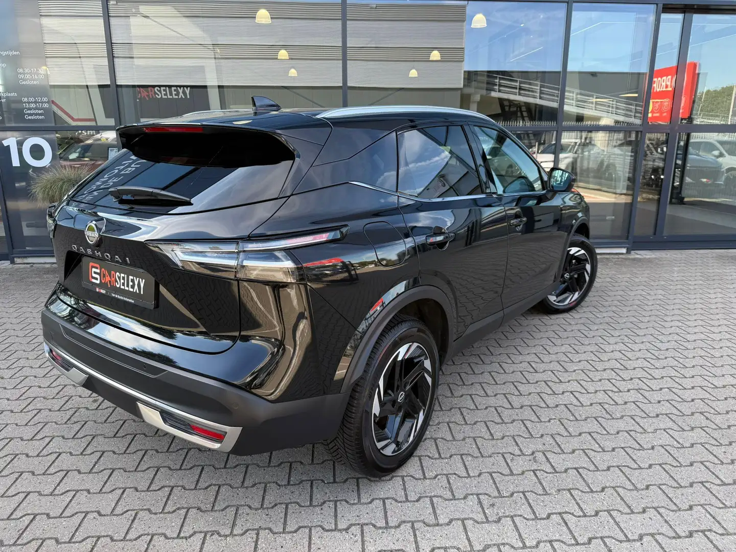 Nissan Qashqai 1.3 MHEV Xtronic N-Connecta *Easy & Design Pack* Zwart - 2