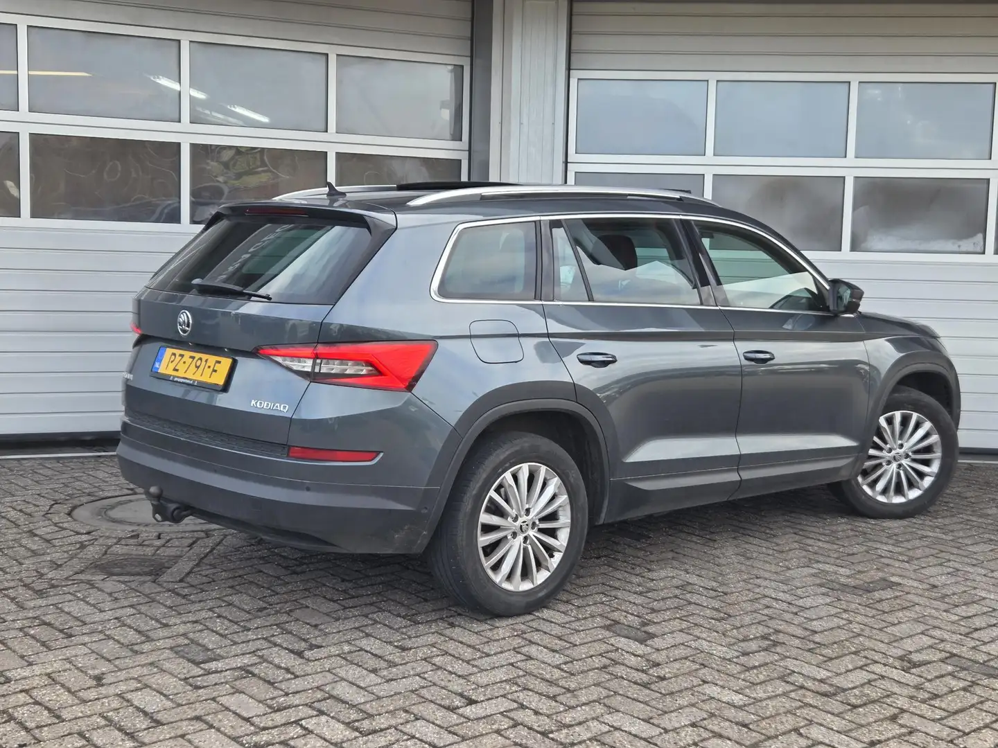 Skoda Kodiaq 2.0 TDI Style Business, 7-Persoons, Trekhaak, Pano Gris - 2