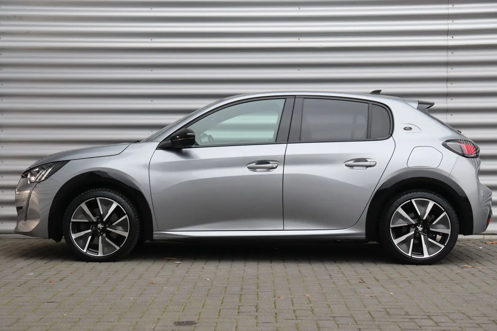 Peugeot e-208 EV 136PK GT PACK AUTOMAAT / NAVI / LEDER / CLIMA / Gris - 2