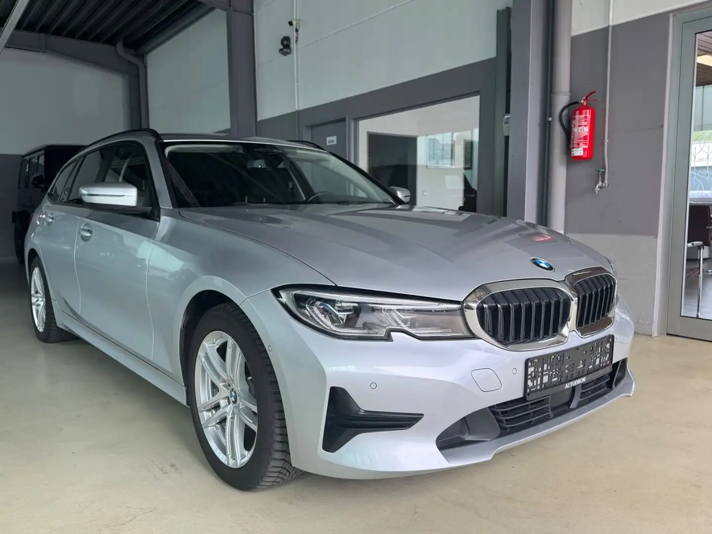 BMW 320 d Aut. Advantage+Spurhalteassistent+Standhzng Stříbrná - 1