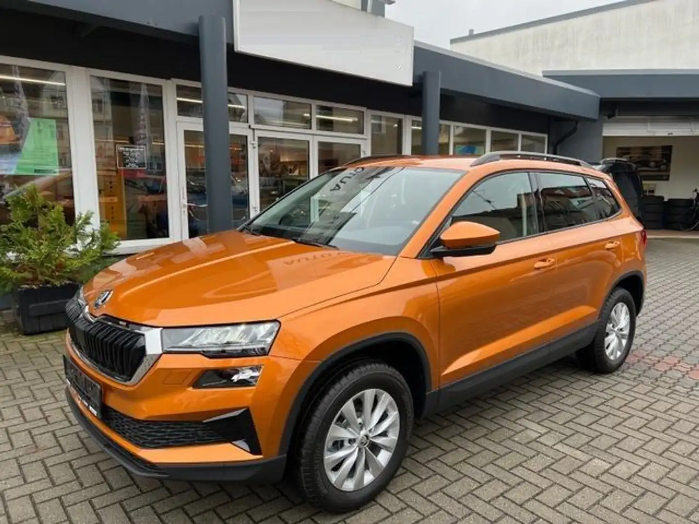 Skoda Karoq 1.5 TSI ACT Selection 2PDC SHZ Lodge Kam Orange - 1