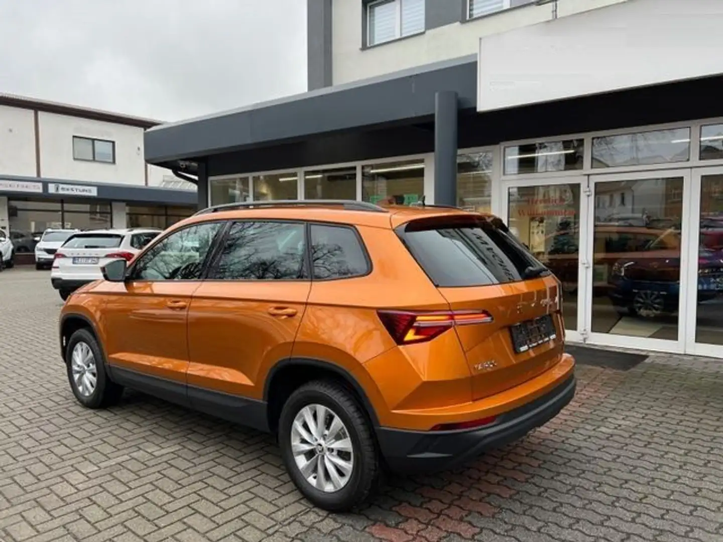 Skoda Karoq 1.5 TSI ACT Selection 2PDC SHZ Lodge Kam Orange - 2