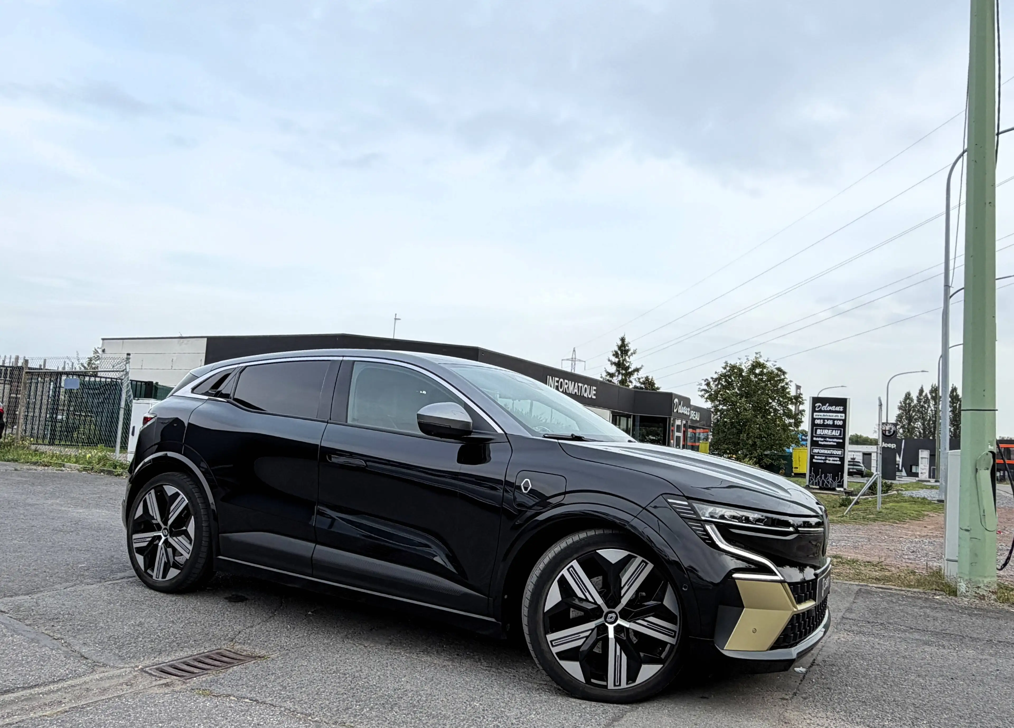 Renault Megane E-Tech 60 kWh Iconic R220 Optimum charge Iconic CUIR/CAMERA360/KEYLESS/FULL LED/VCARPLAY/BI-TON — photo 9