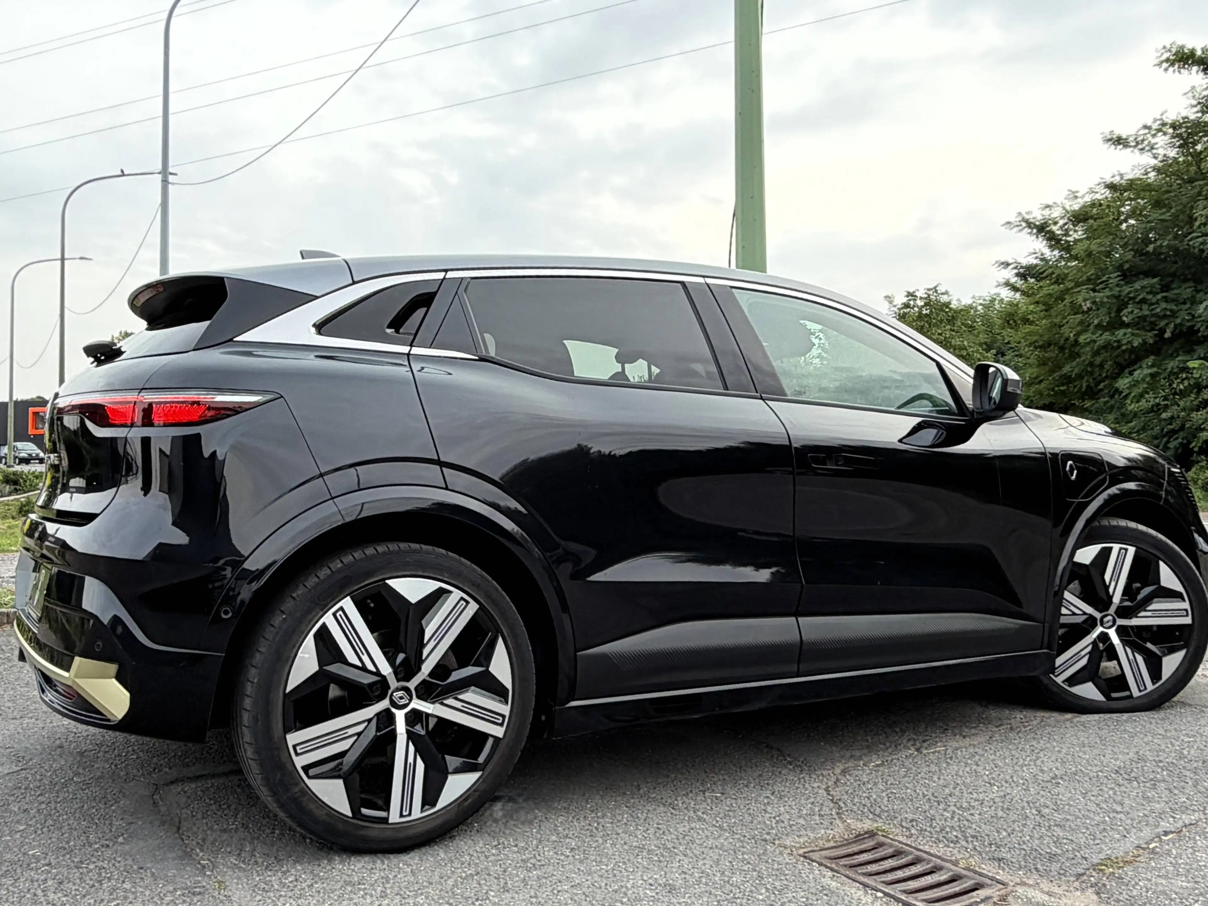 Renault Megane E-Tech 60 kWh Iconic R220 Optimum charge Iconic CUIR/CAMERA360/KEYLESS/FULL LED/VCARPLAY/BI-TON — photo 11