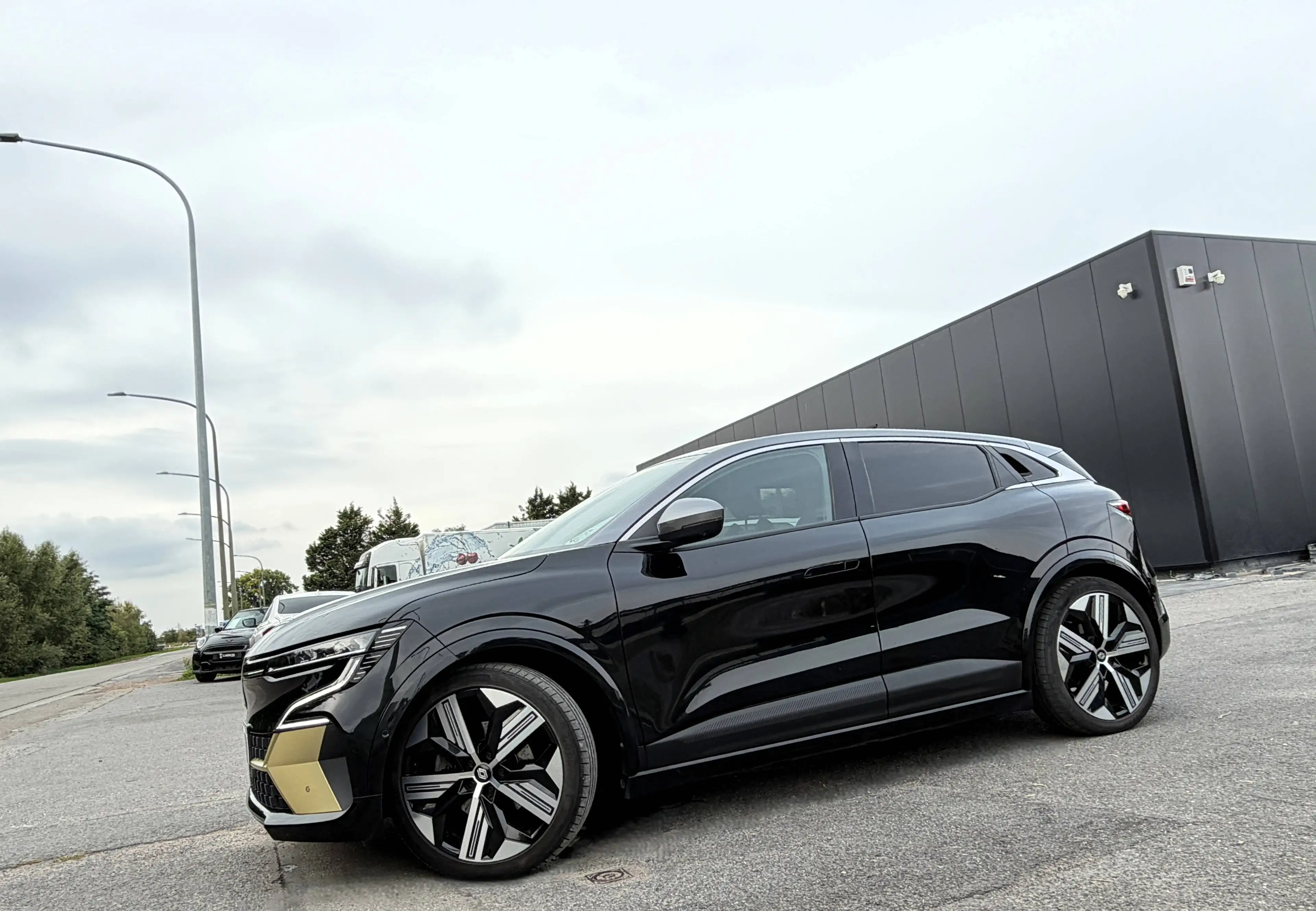 Renault Megane E-Tech 60 kWh Iconic R220 Optimum charge Iconic CUIR/CAMERA360/KEYLESS/FULL LED/VCARPLAY/BI-TON — photo 4
