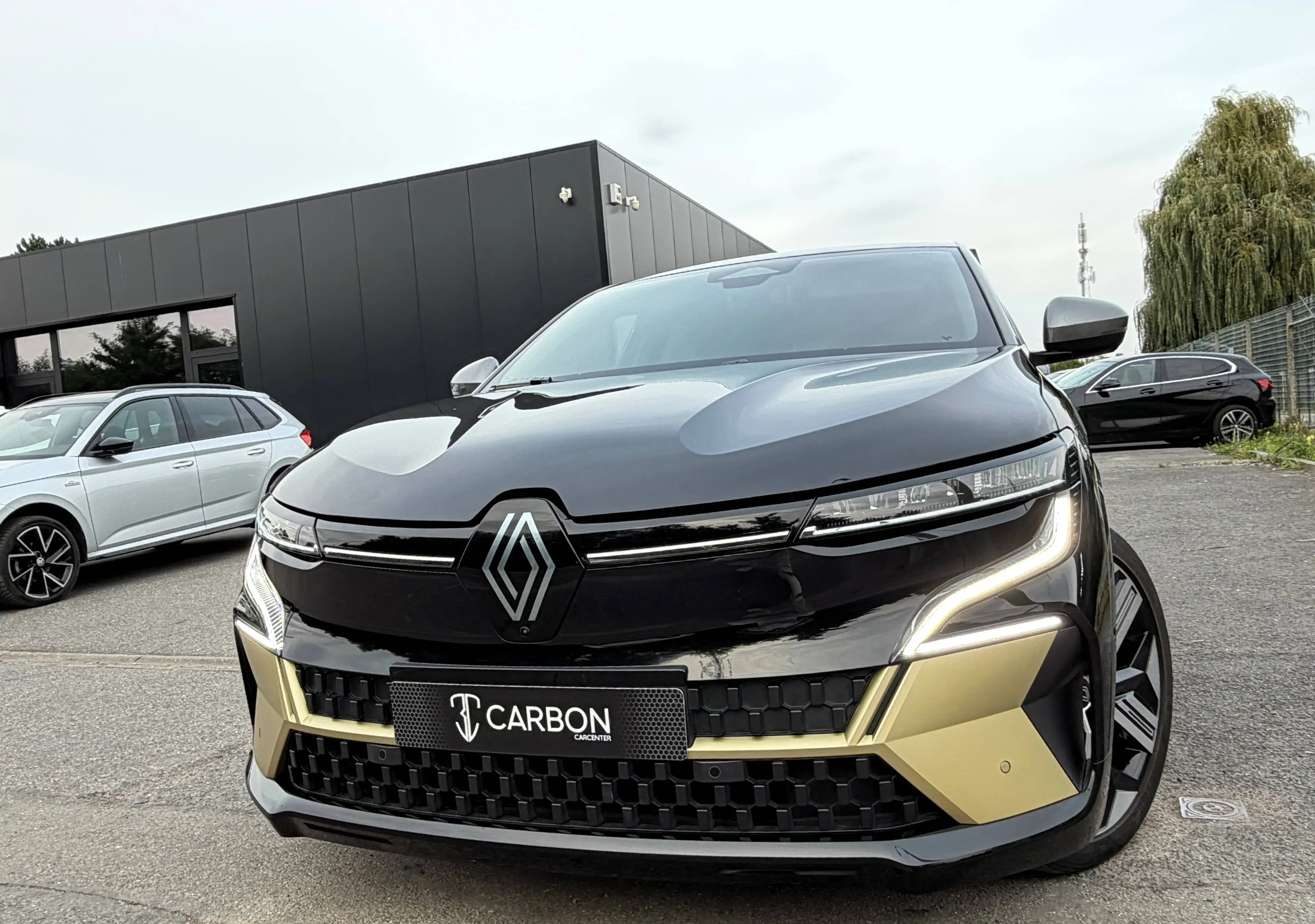 Renault Megane E-Tech 60 kWh Iconic R220 Optimum charge Iconic CUIR/CAMERA360/KEYLESS/FULL LED/VCARPLAY/BI-TON — photo 2