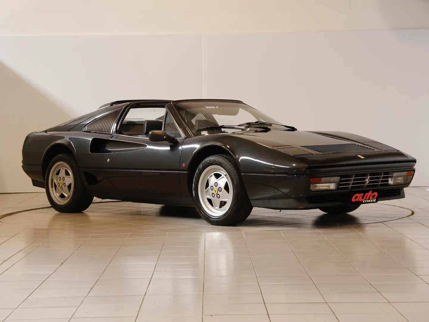 Ferrari GTS Turbo Zwart - 1