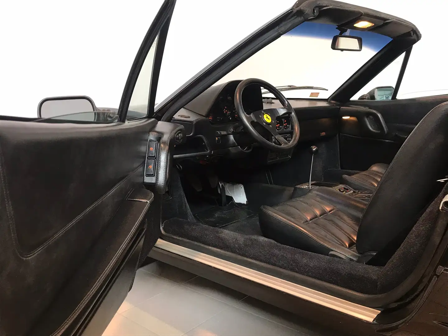 Ferrari GTS Turbo Zwart - 2