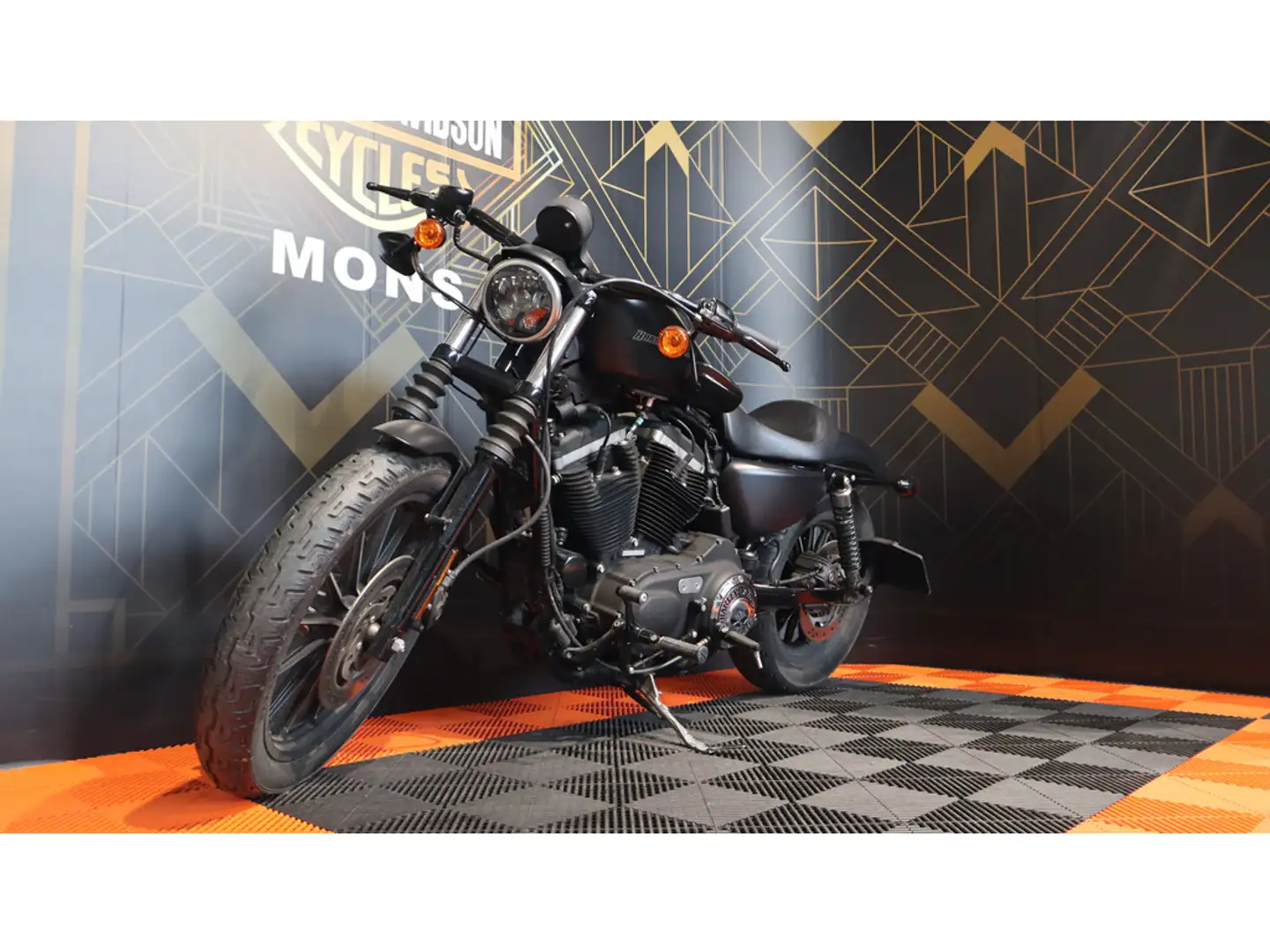 Harley-Davidson Iron 883 Sport/tour Zwart - 1