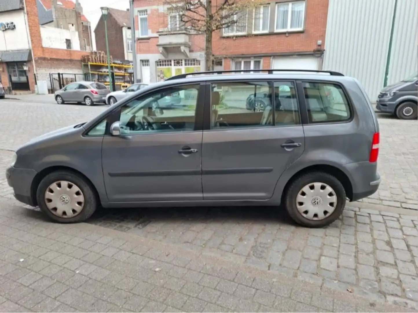 Volkswagen Touran 1.6i 16v FSI Base B2B Zilver - 1