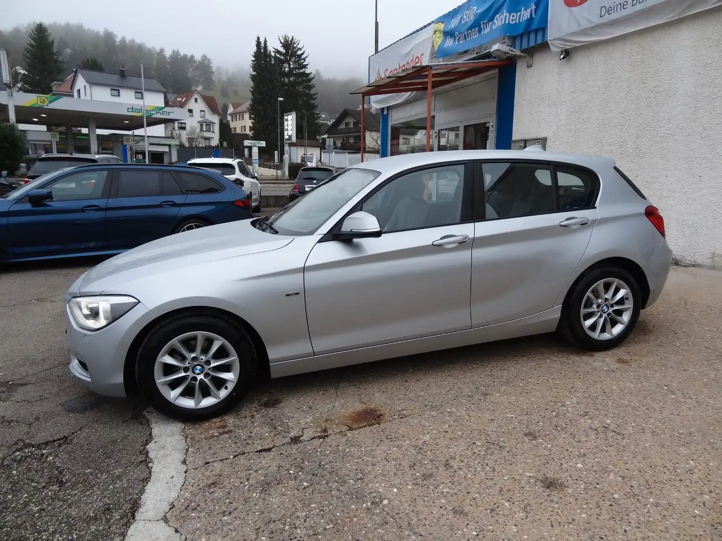 BMW 116 i/Automatik/1.Hd/Kamera/Navi/Xenon/AHK/ Silber - 2