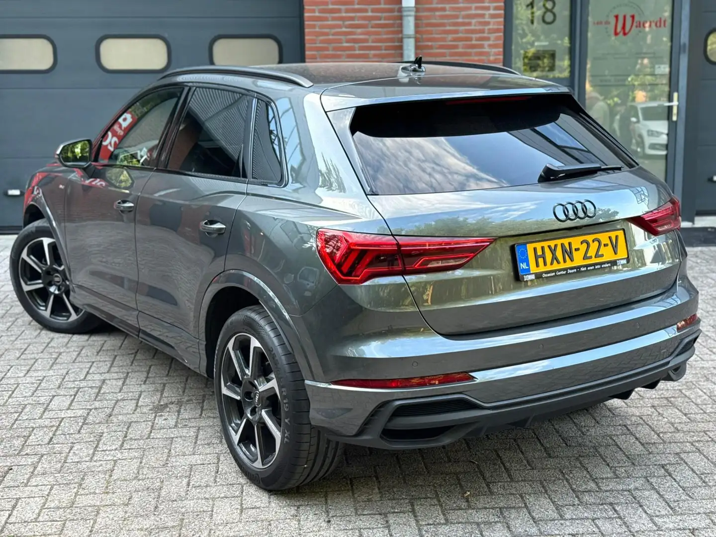 Audi Q3 35 TFSI S edition Competition/S-line/Luxe uitvoeri Grijs - 2