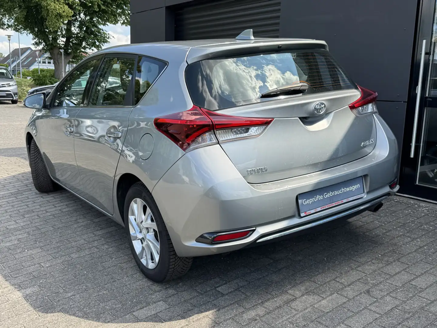 Toyota Auris 1.2 Edition-S Silver - 2