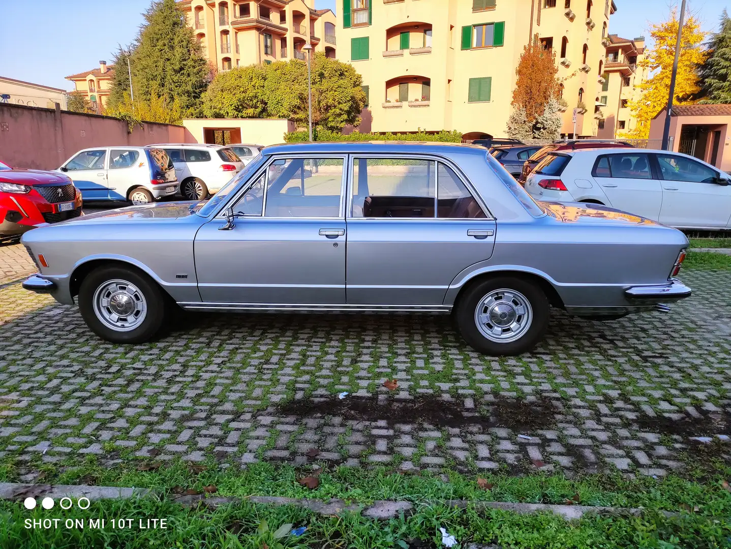Fiat 130 2800 cc Silber - 1