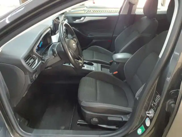 Ford Focus view 3