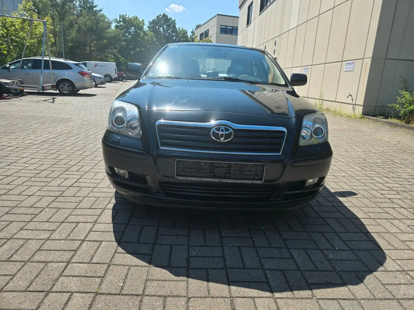 Toyota Avensis 2.0  Executive Liftback Zwart - 1