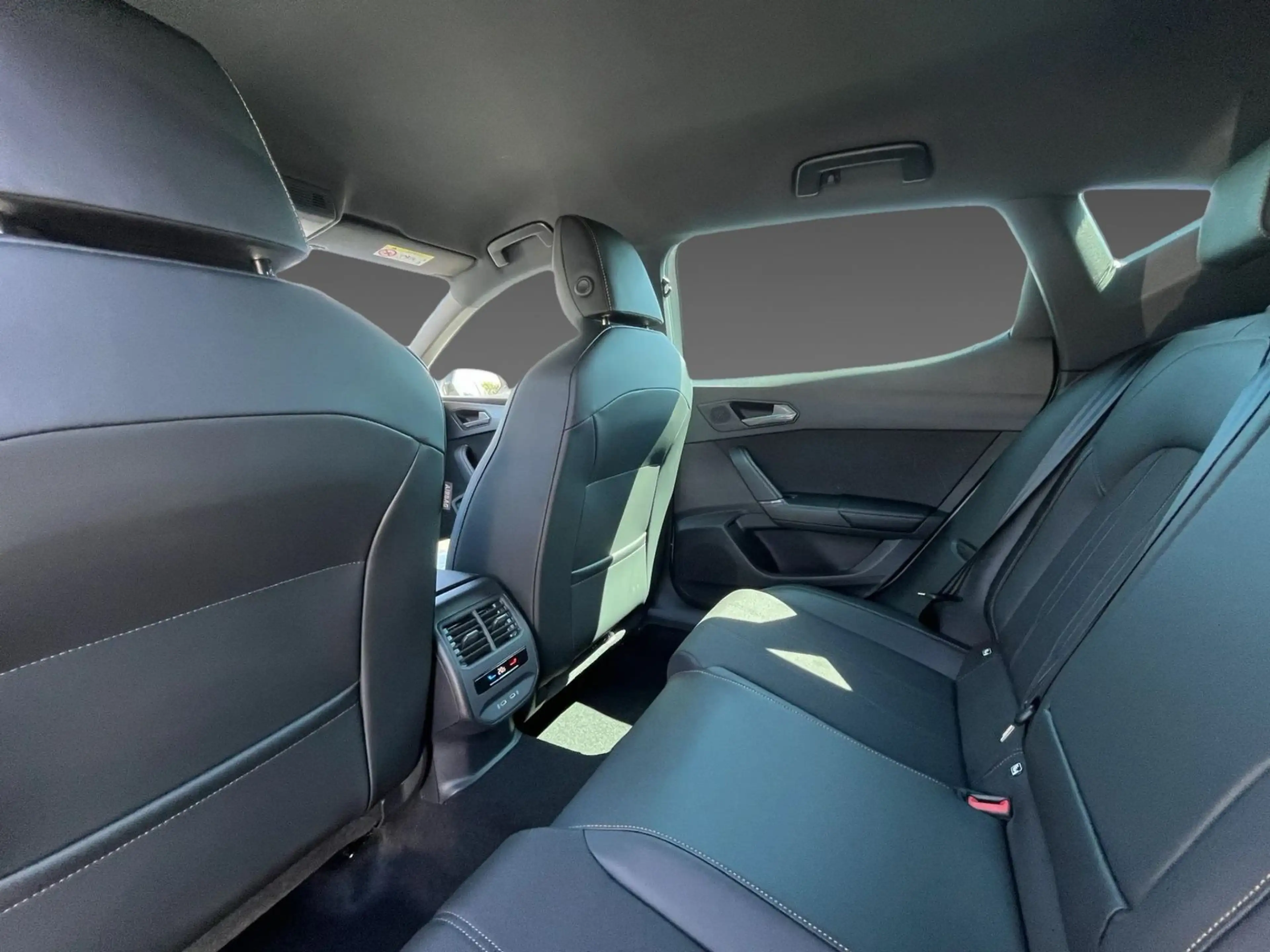 CUPRA Leon 1.5 eTSI DSG 18" Alu ACC Voll LED Navi 3 Zo — photo 11