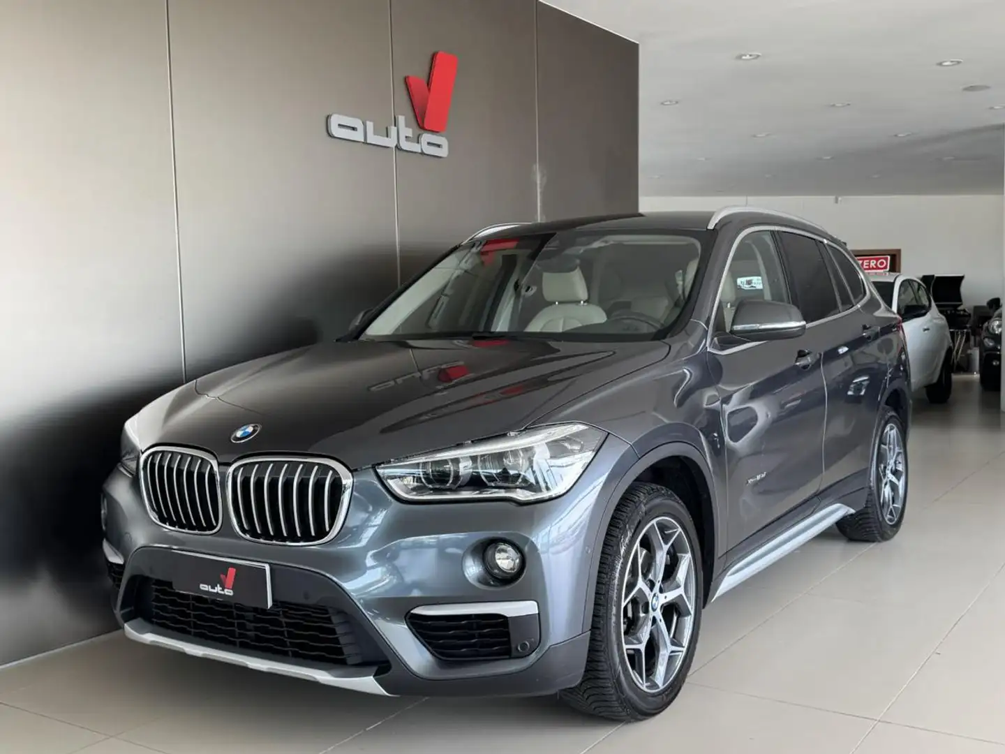 BMW X1 xDrive18d xLine + SEDILI IN PELLE + FARI LED Grigio - 2