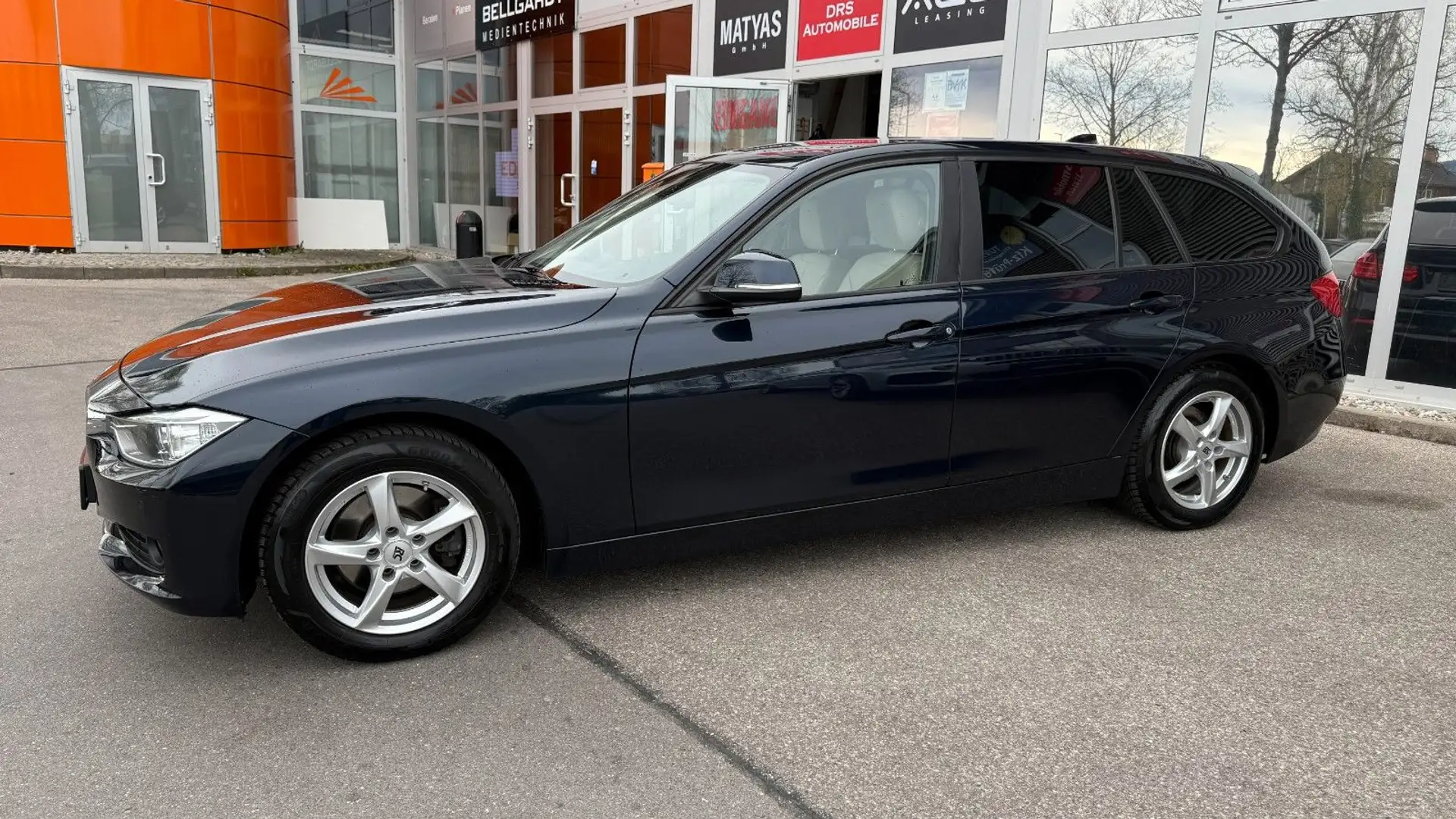 BMW 320 3 Touring 320 d xDrive/HeadUp/Leder/Navi Blau - 2