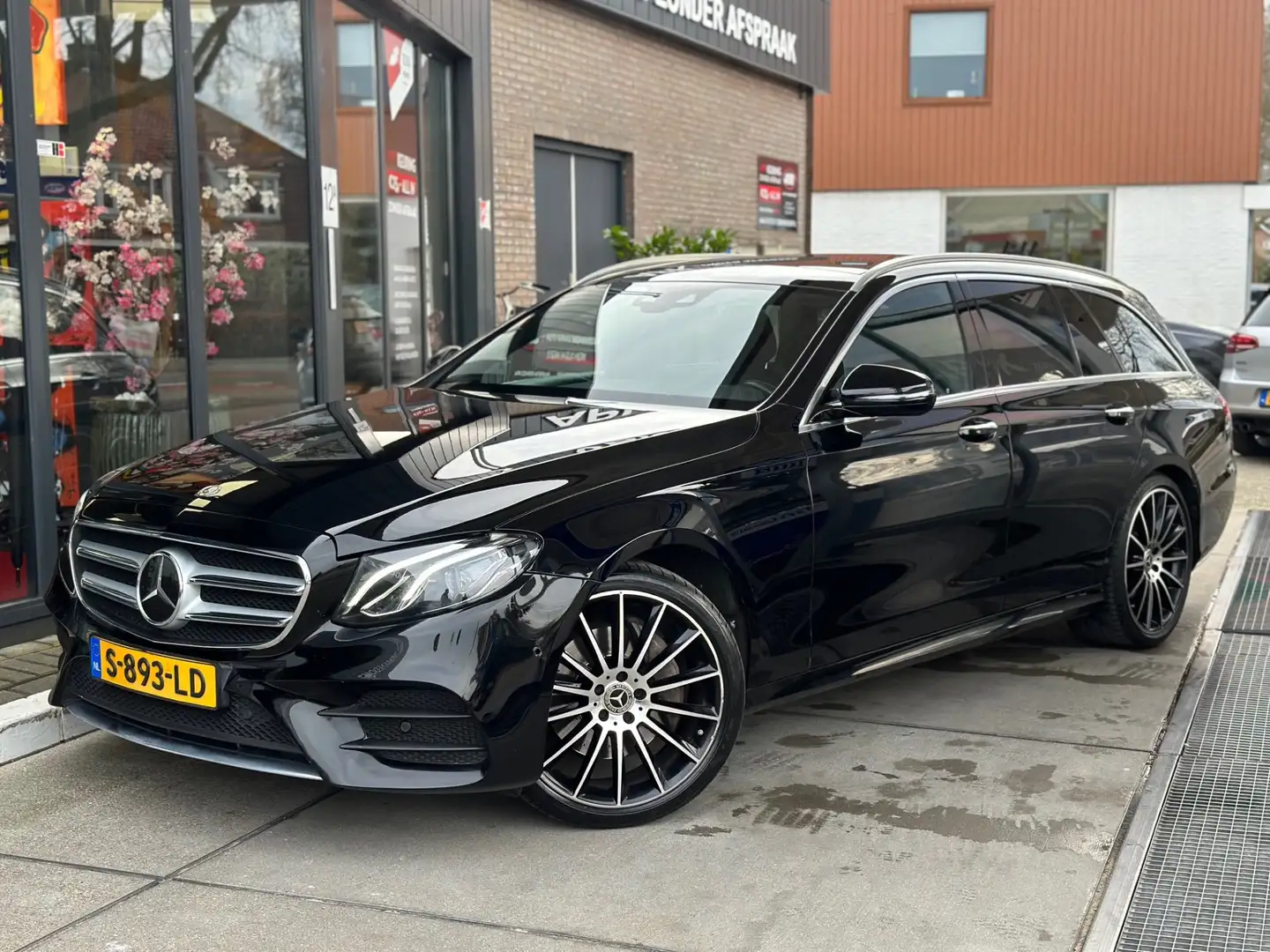 Mercedes-Benz E 220 Estate d 4Matic | Pano | Elektr. Trekhaak | Burmes Zwart - 1