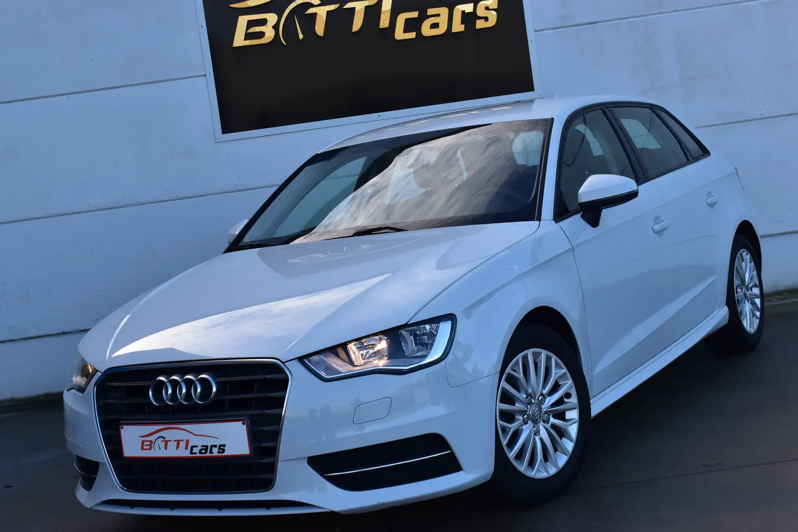 Audi A3 1.6TDI* 2-Zone Airco* Navi* Cruise Control* PDC Blanc - 1