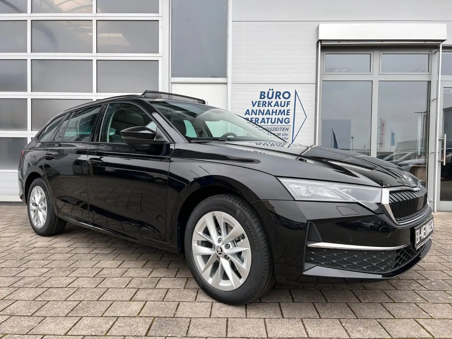 Skoda Octavia Combi 1.5 TSI mHEV DSG Selection 5J GAR Schwarz - 2