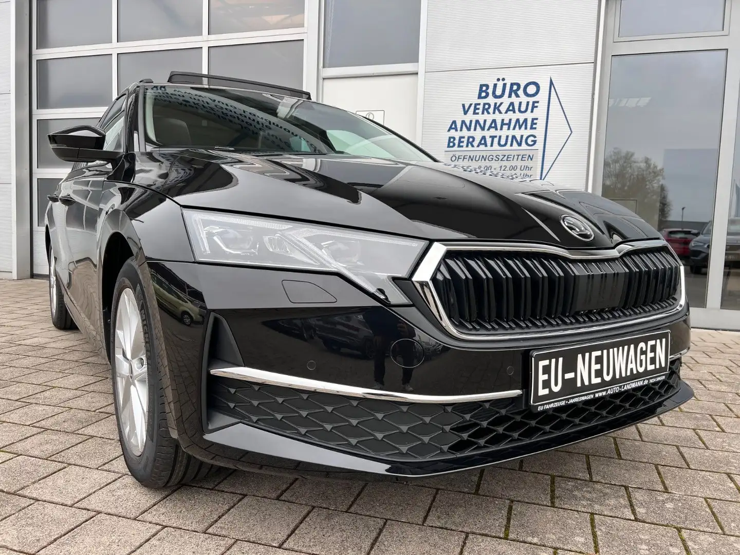 Skoda Octavia Combi 1.5 TSI mHEV DSG Selection 5J GAR Schwarz - 1
