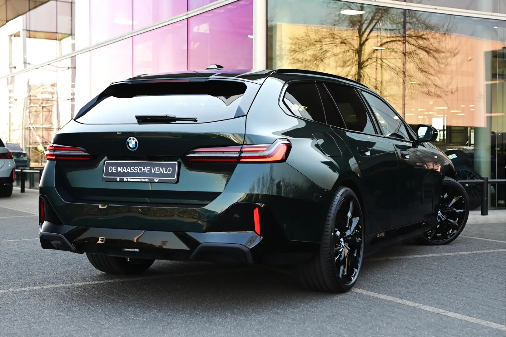 BMW 530 5 Serie Touring 530e M Sport Automaat / Trekhaak / Groen - 2