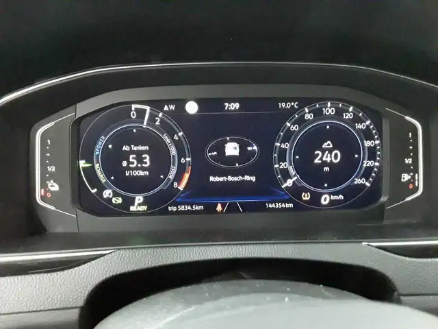 Volkswagen Passat view 11