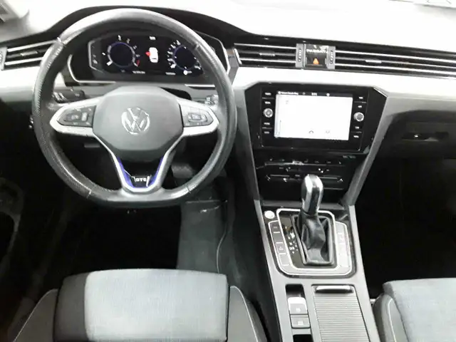 Volkswagen Passat view 10
