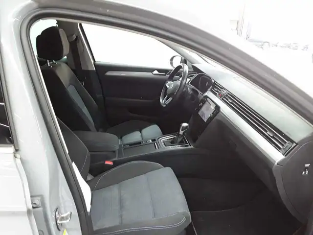 Volkswagen Passat view 8
