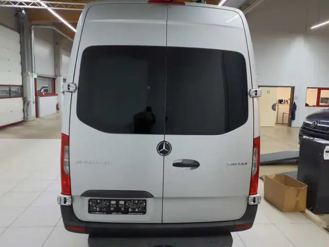 Mercedes-Benz Sprinter view 6