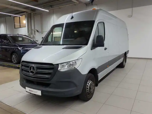 Mercedes-Benz Sprinter view 3