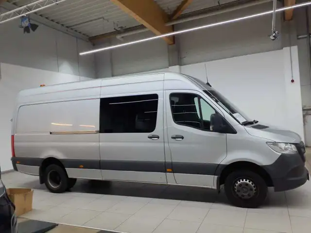 Mercedes-Benz Sprinter view 4