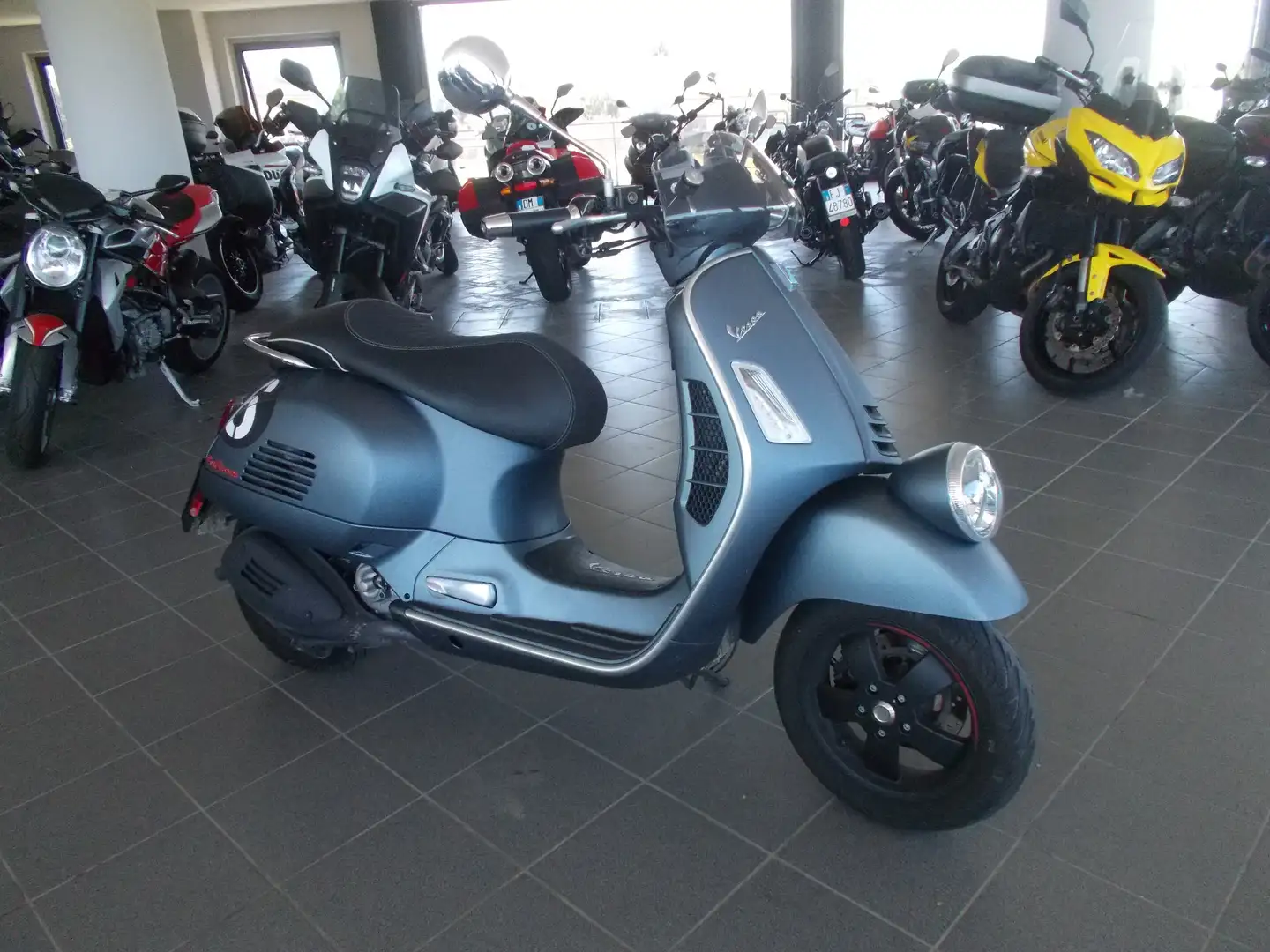Vespa Sei Giorni ABS Grigio - 1