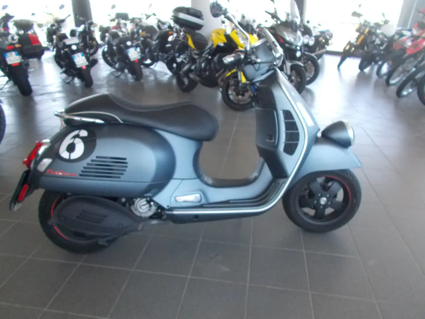 Vespa Sei Giorni ABS Grigio - 2