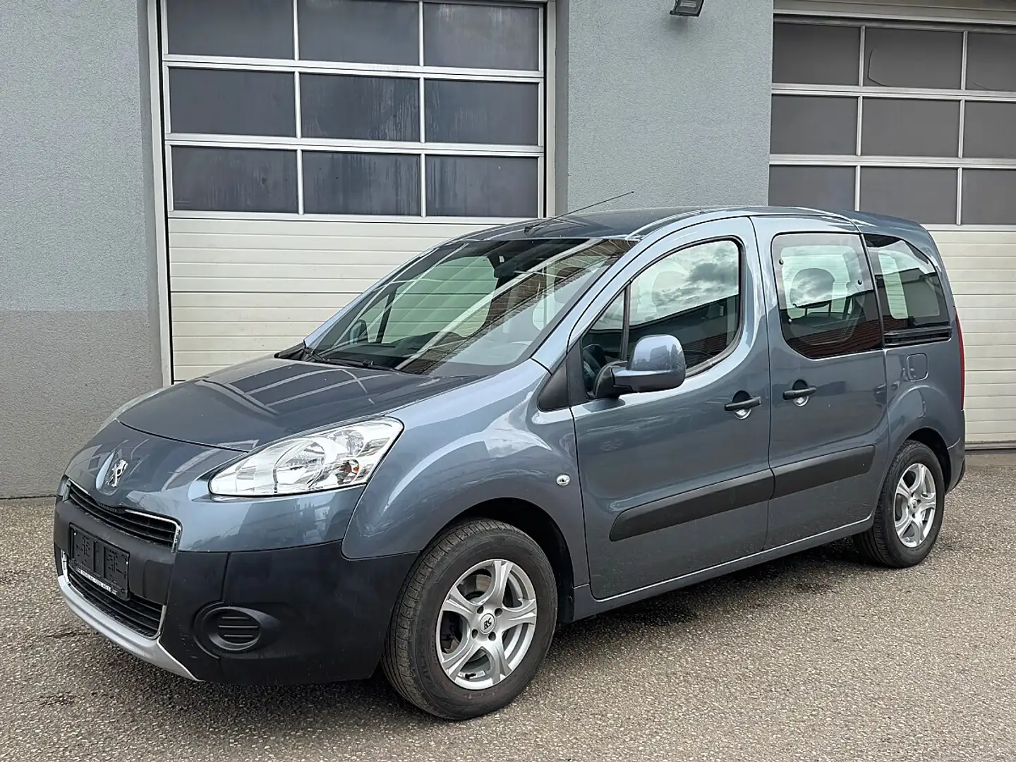 Peugeot Partner Tepee Lion Edition 1,6 HDi Blau - 1