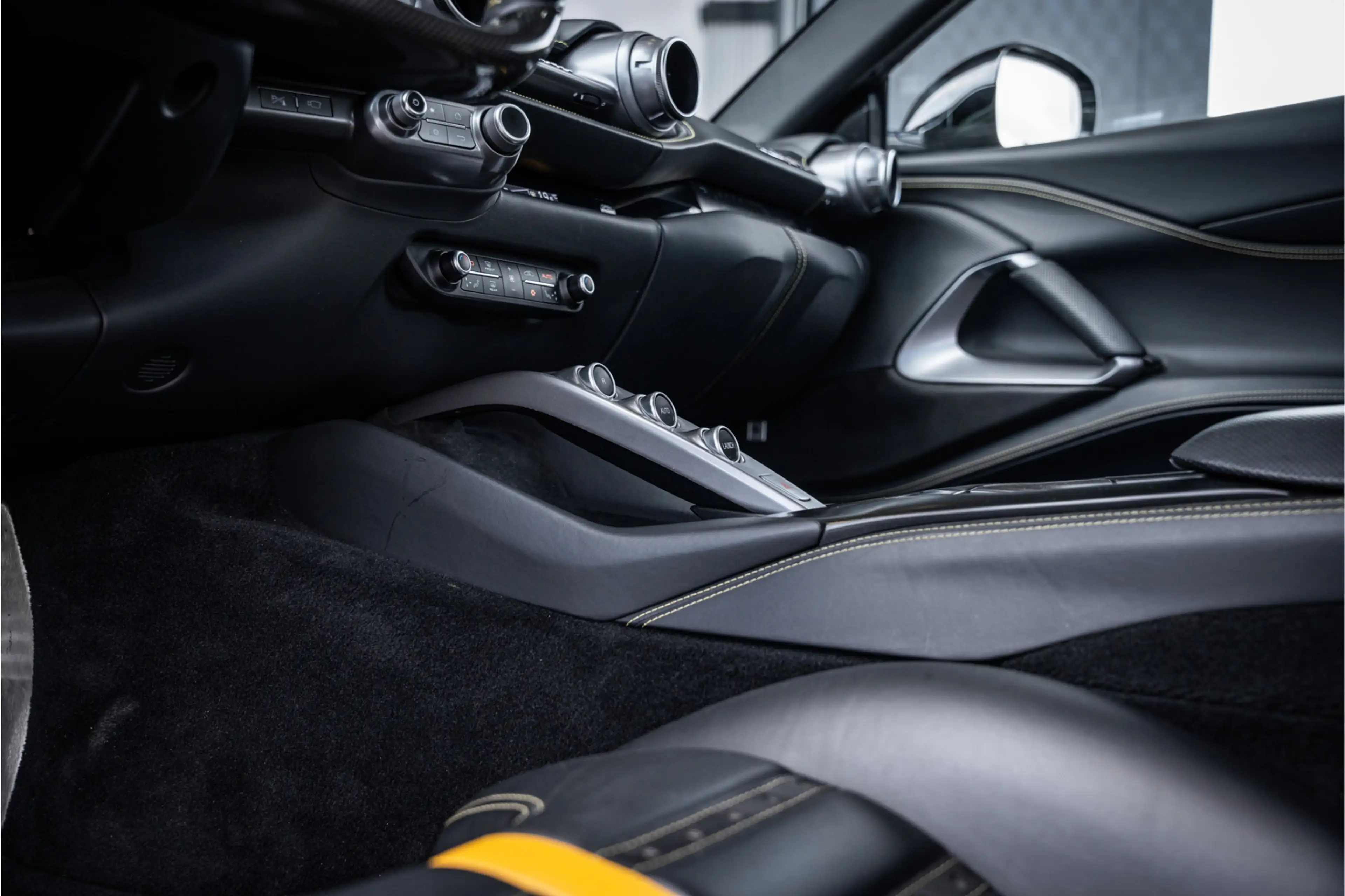 Ferrari 812 6.5 V12 Superfast HELE - Racing seats l Passenger — photo 22
