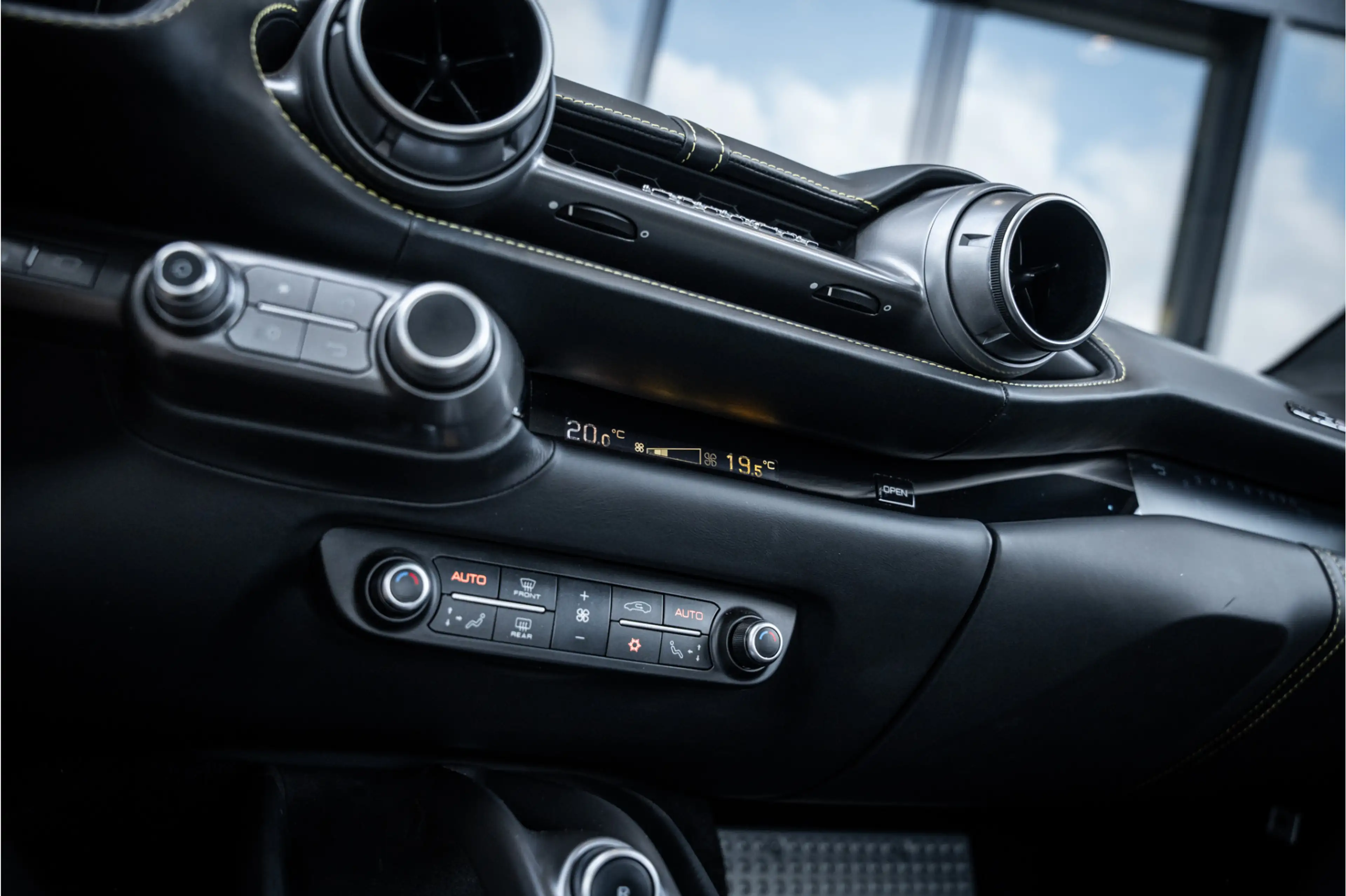 Ferrari 812 6.5 V12 Superfast HELE - Racing seats l Passenger — photo 17