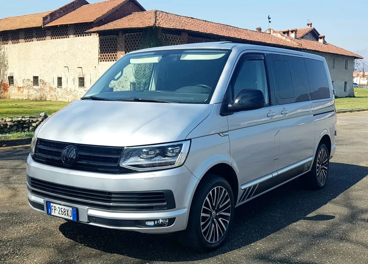Volkswagen T6 Caravelle Plateado - 1