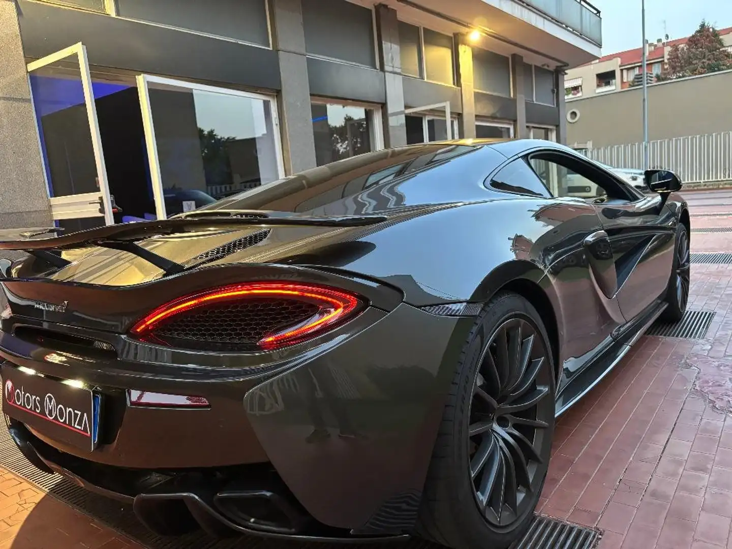 McLaren 570GT Coupe MSO Black Collection- lift - uff italiana Schwarz - 2