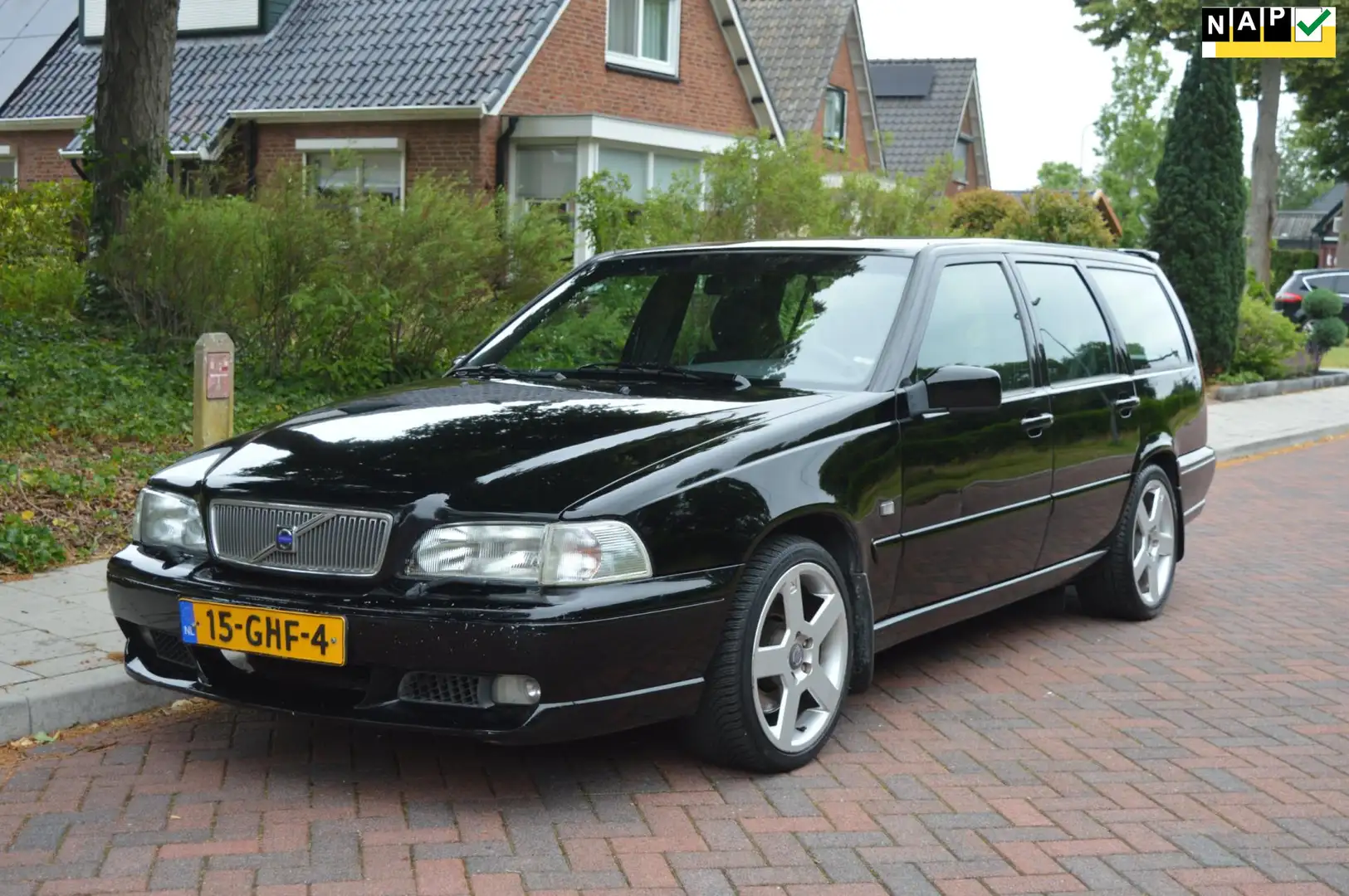 Volvo V70 2.4 R AWD 250PK 7-persoons voll dealer onderh Zwart - 1