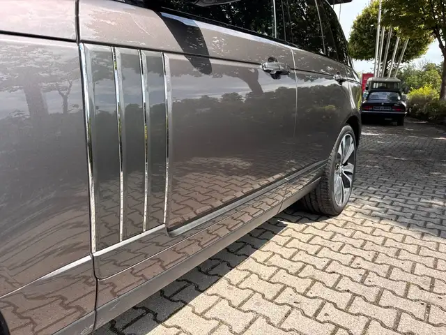 Land Rover Range Rover view 3