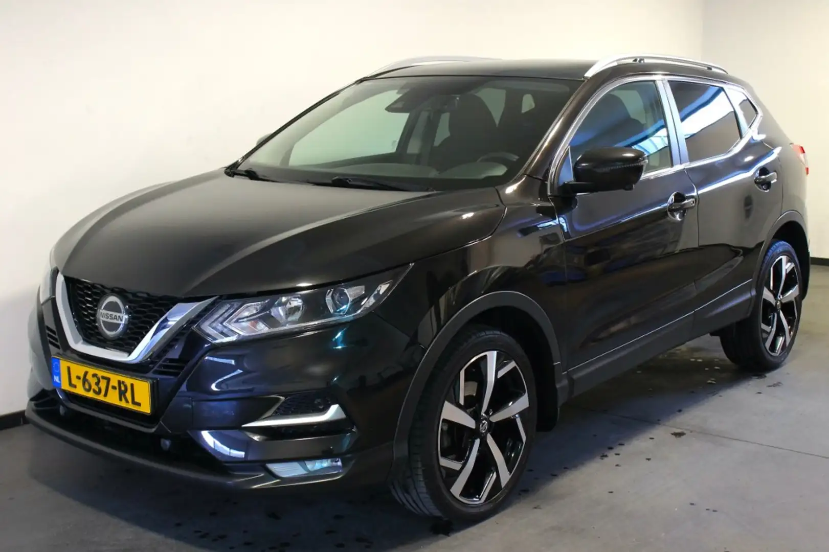 Nissan Qashqai 1.3 DIG-T N-CONNECTA Zwart - 1