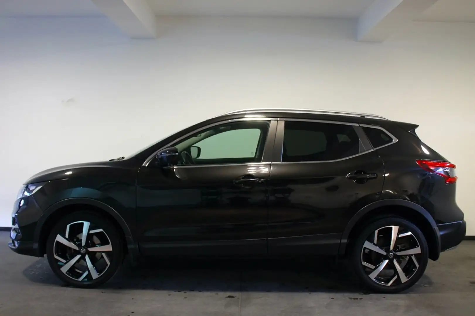 Nissan Qashqai 1.3 DIG-T N-CONNECTA Zwart - 2