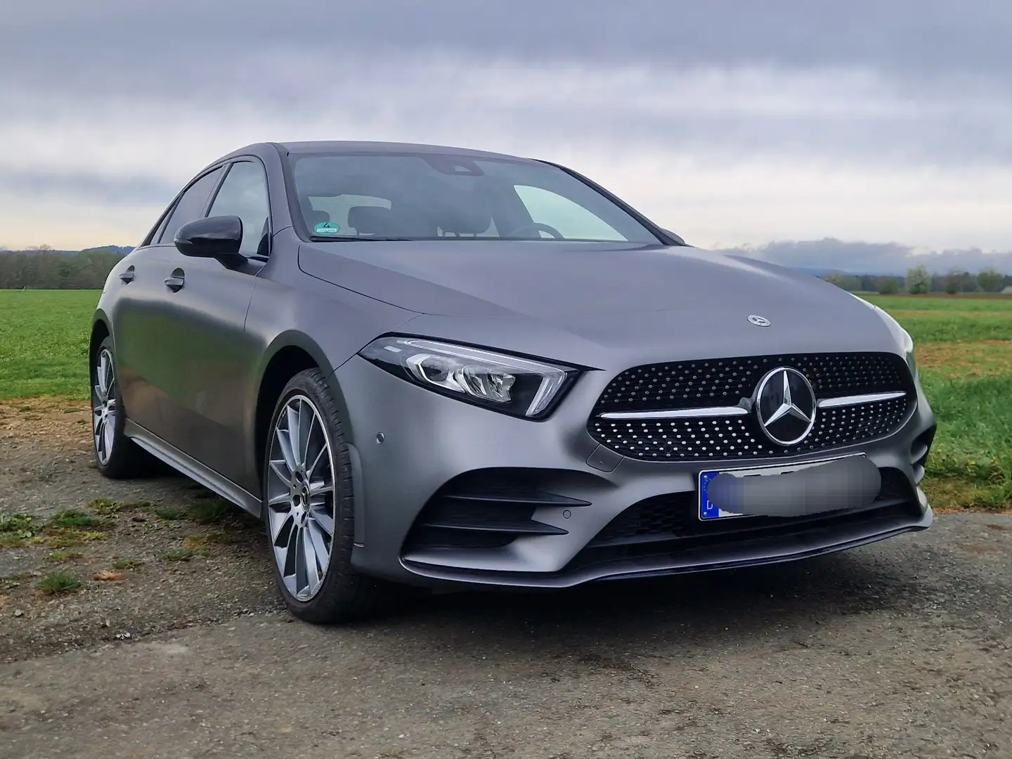 Mercedes-Benz A 250 A-Klasse Limousine Plugin Hybrid e 8G-DCT AMG Line Gris - 1