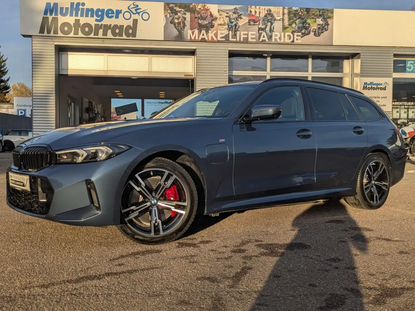 BMW 330 e T.xDr.M Sport Pro HUD SurView PanoD.H/K AHK Azul - 2