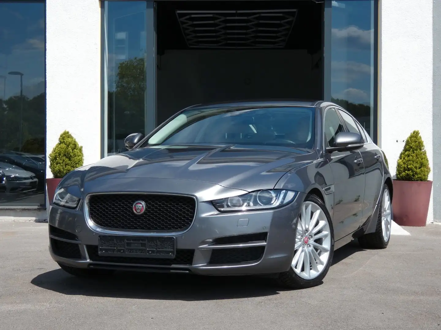 Jaguar XE 2.0 D*Leder*Navi*Kamera*Led* Grau - 1