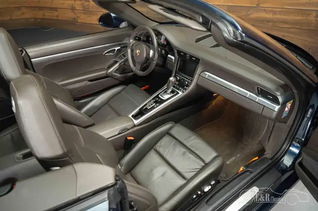 Porsche 911 view 11