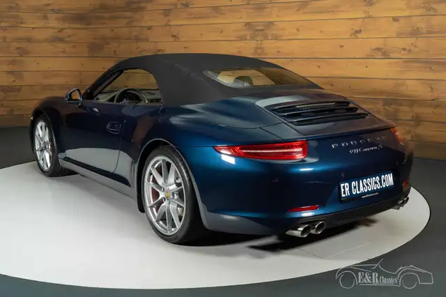 Porsche 911 view 4